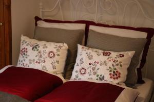 a bed with a headboard with pillows on it at Ferienhaus Apfelblüte in Schotten