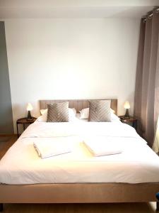 sypialnia z dużym łóżkiem z dwoma książkami w obiekcie 3 Budget Stay Apartments w mieście Zgorzelec
