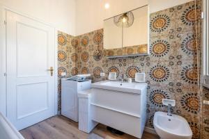 ein Badezimmer mit Waschbecken, Toilette und Spiegel in der Unterkunft G&G in Finale Ligure + 13 Fotos