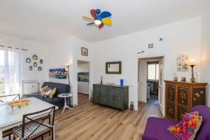 ein Wohnzimmer mit Sofa und Tisch in der Unterkunft G&G in Finale Ligure