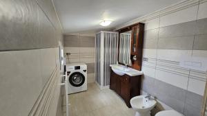 a bathroom with a washing machine and a sink at Saracen House in San Giovanni Rotondo