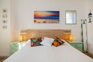 ein Schlafzimmer mit einem großen weißen Bett mit zwei Nachttischen in der Unterkunft G&G in Finale Ligure