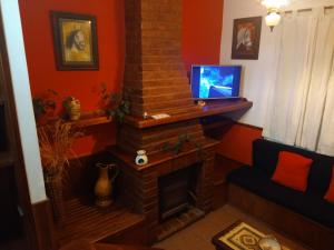 a living room with a fireplace and a television at Resiliencia in Monte Hermoso
