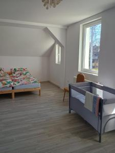 1 dormitorio con 2 camas y ventana en Agroturystyka U Puchatka, en Rebiszów