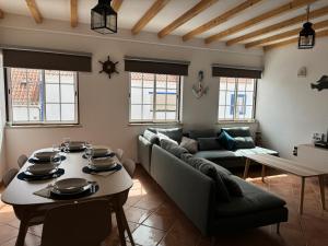 - un salon avec un canapé et une table dans l'établissement Porto Covo / Costa Alentejana, à Porto Covo