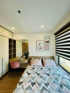 Giường trong phòng chung tại Vinhomes Grand Park-Luxury Apartment