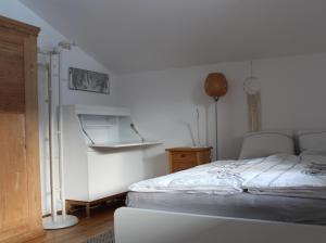 una camera bianca con letto e mensola di Sonnennest a Hirschegg