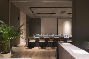 una sala de reuniones con una mesa larga y sillas en Hotel Malcom and Barret, en Valencia 37 fotos más