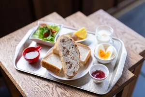 een dienblad met brood en andere voedingsmiddelen op een tafel bij PAYSAGE MORIGUCHI in Mima
