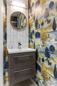 bagno con lavandino e specchio di Hestia House a Londonderry