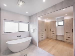 Bilik mandi di Prestige and Elegance 5BR House w Pool Rochedale +29 gambar