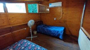 維多利亞的住宿－El Respiro，小屋内的小房间,配有一张床