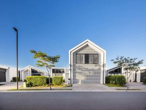 une image d'une maison blanche dans l'établissement Luxurious 4BR Waterfront Retreat in Mermaid Waters, à Gold Coast