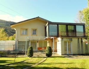 ein Haus mit einem großen Fenster darüber in der Unterkunft Piscina climatizada todo el año in Valle