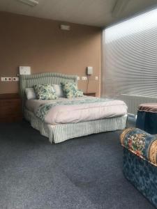 ein Schlafzimmer mit einem großen Bett und einem Fenster in der Unterkunft Piscina climatizada todo el año in Valle