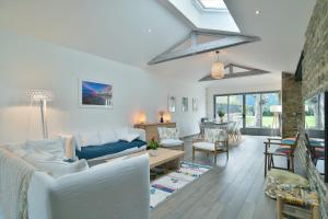 a living room with a couch and a table at La Saleya - Maison à moins d'un km de la plage in Dinard