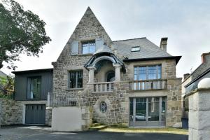 an old stone house with a pointed roof at La Saleya - Maison à moins d'un km de la plage in Dinard