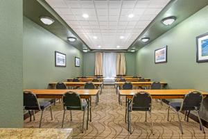 a classroom with desks and chairs in a room at Comfort Suites Brunswick in Brunswick +23 photos