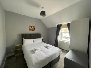 Postel nebo postele na pokoji v ubytování Carronvale. 3 Bedroom Oban Apartment.
