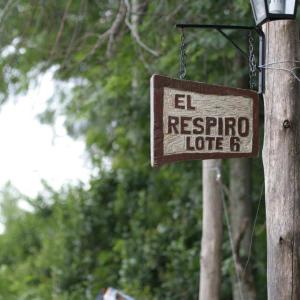 維多利亞的住宿－El Respiro，挂在公园里杆上的标志
