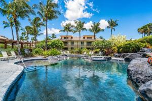 una piscina in un resort con palme di Waikoloa Beach Villas G2 a Waikoloa