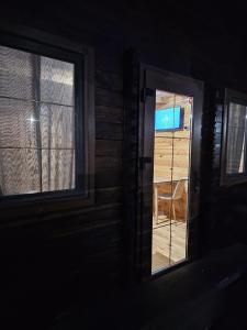 espejo en una habitación con 2 ventanas en Экопарк, en Bălţi