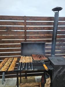 Gril dostupný pro hosty v kempu