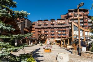 une rue en face d'un grand bâtiment dans l'établissement Résidence Pierre & Vacances L'Ours Blanc, à L'Alpe-d'Huez