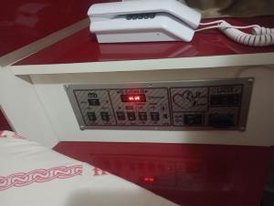 a machine sitting on top of a red counter at Hotel Endless Love in Carapicuíba