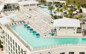 - Vistas aéreas a la piscina del complejo en Sunseeker Resort Charlotte Harbor en Port Charlotte