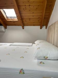 Postel nebo postele na pokoji v ubytování Berat Entryway