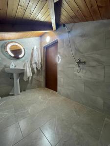 Koupelna v ubytování Berat Entryway