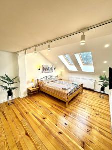 - une chambre avec un grand lit et une lucarne dans l'établissement Gamla Stan, à Lviv