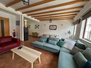 sala de estar con sofá y mesa en Porto Covo / Costa Alentejana, en Porto Covo