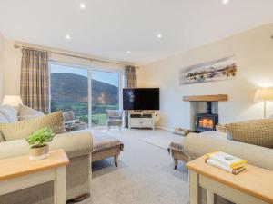 a living room with a couch and a tv at 4 Bed in Newlands Valley SZ204 in Braithwaite