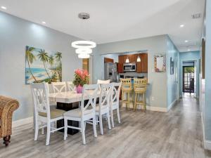 a dining room and kitchen with a table and chairs at 5 Minute Walk to the Beach in Fort Lauderdale