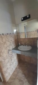 een badkamer met een wastafel en een aanrecht bij Buena Vista in San Andres de las Sierras