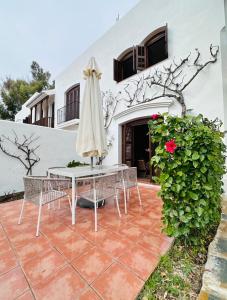 eine Terrasse mit einem Tisch und einem Sonnenschirm in der Unterkunft JP dream house 2bedroom apart Villacana in Estepona