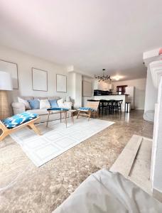 ein Wohnzimmer mit Sofa und Tisch in der Unterkunft JP dream house 2bedroom apart Villacana in Estepona
