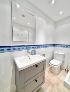 ein weißes Badezimmer mit Waschbecken und Toilette in der Unterkunft JP dream house 2bedroom apart Villacana in Estepona