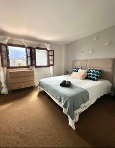 ein Schlafzimmer mit einem Bett mit zwei Hüten darauf in der Unterkunft JP dream house 2bedroom apart Villacana in Estepona + 12 Fotos