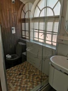 ein Badezimmer mit Dusche, Toilette und Waschbecken in der Unterkunft Lotus Guest House in Johannesburg