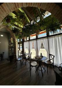 una habitación con mesas y sillas y un techo con plantas. en Hotel Imigrantes, en Bento Gonçalves