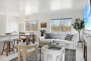 Et tv og/eller underholdning på Crystal City Charm Free Parking 204