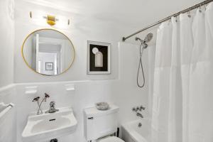 Et badeværelse på Crystal City Charm Free Parking 204 + 16 billeder