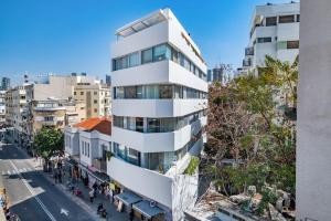 een hoog wit gebouw in een stadsstraat bij KG4 LUX Apartments in Tel Aviv