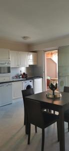 een keuken met een tafel en stoelen in een keuken bij Victoria bilocale centro città e vista mare in Menton +9 foto's