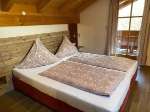 een slaapkamer met een bed in een kamer bij Haus Hager in Schneizlreuth
