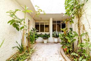 a courtyard with potted plants in a building at Hospedaje a pocos metros del mar y del Centro histórico in Santa Marta