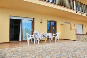einen Tisch und Stühle auf der Terrasse eines Hauses in der Unterkunft Les Dunes Vista al mar frontal 3H 315 in Begur